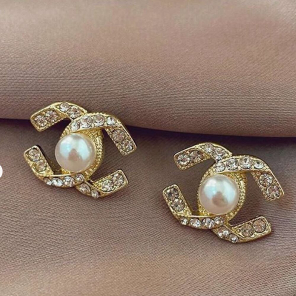 Fashionable Luxury Encrusted Criss-Cross Pearl Stud Earrings